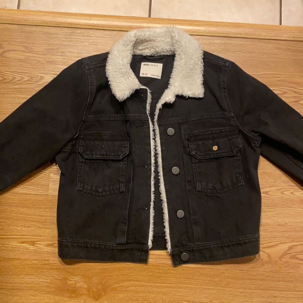 Denim jacket with fur trim